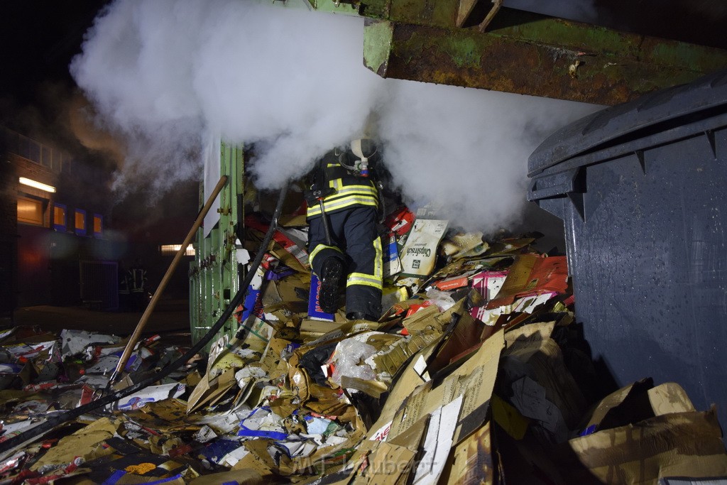 Feuer Papp Presscontainer Koeln Hoehenberg Bochumerstr P327.JPG - Miklos Laubert